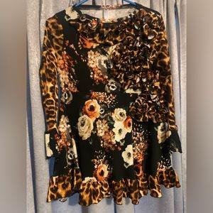 Shirt is a size small adorable top!!